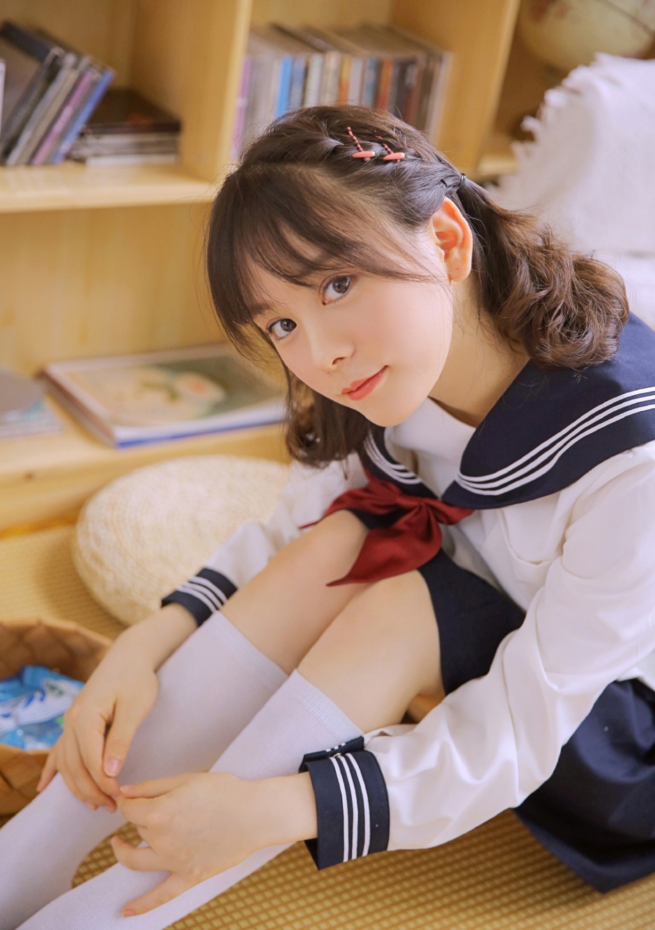 水手制服美女学生大眼小嘴满脸胶原蛋白精致编发图片