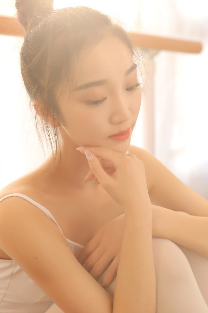 芭蕾舞美女气色红润俏皮丸子头秀光滑裸背翩翩起舞图片