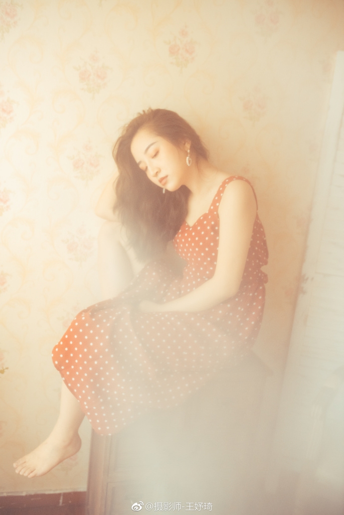 卷发美女庄哲琦波点连衣裙秀香肩美腿图片