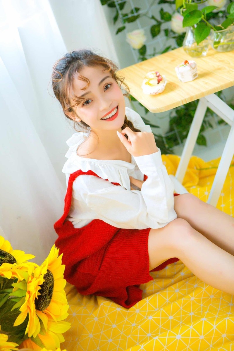 向日葵麻花辫美女唇红齿白气色红润笑容甜美图片