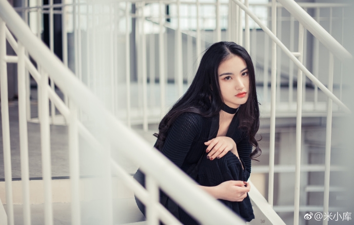 气质美女佳妮酱黑色长裙姿态撩人图片