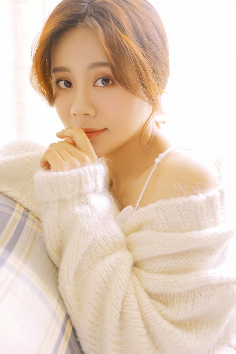 高颜值美女低扎马尾气质温柔白色吊带裙小露香肩图片