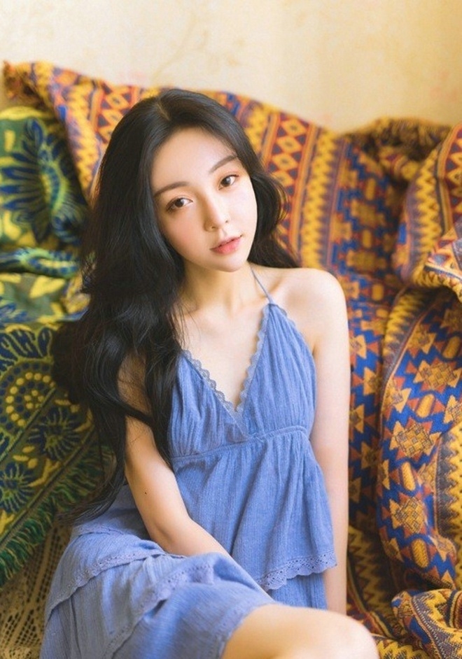 长发美女精致小v脸吊带裙性感香肩图片