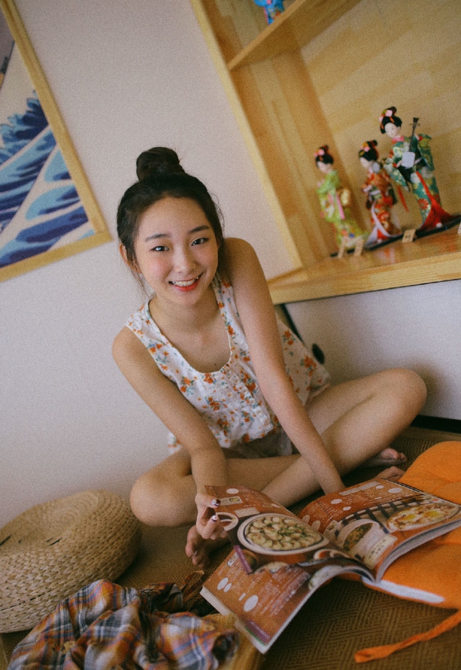 丸子头美女露齿甜笑姿态撩人居家图片