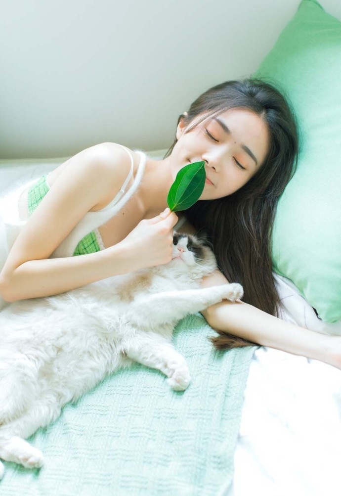 黑长直发美女性感内衣酥胸下衣失踪露诱人美腿撸猫图片