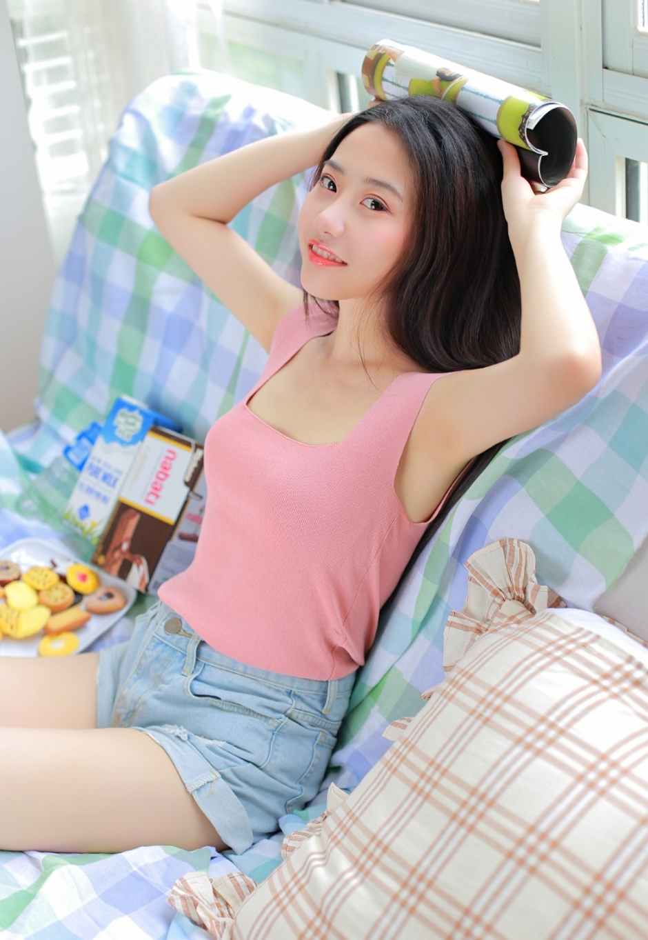 性感美眉吊带香肩超短裤美腿诱惑图片