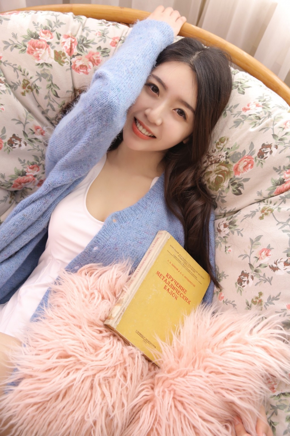 白丝长腿美女白色背心外披开衫小露香肩露齿甜笑图片