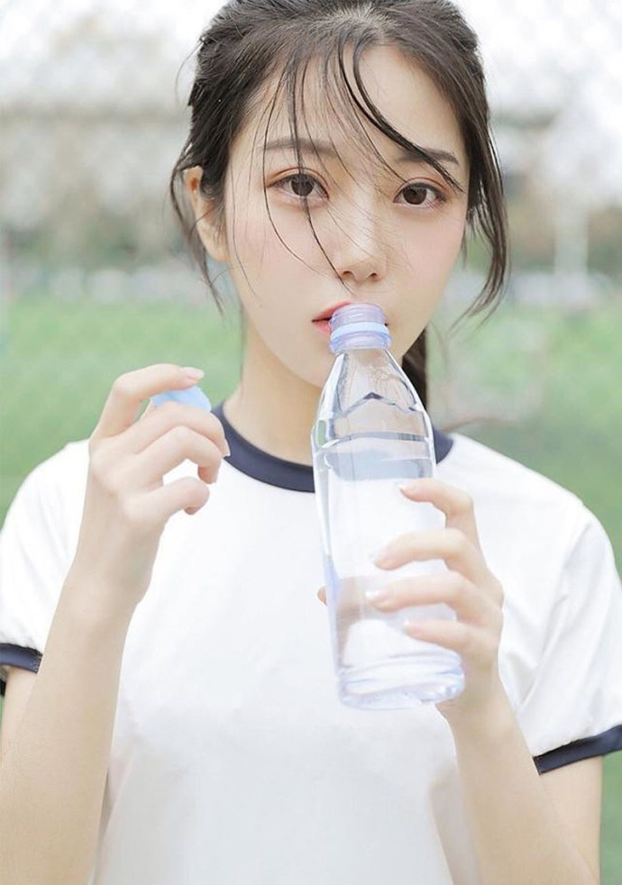 运动服美女高束马尾诱人白丝长腿图片