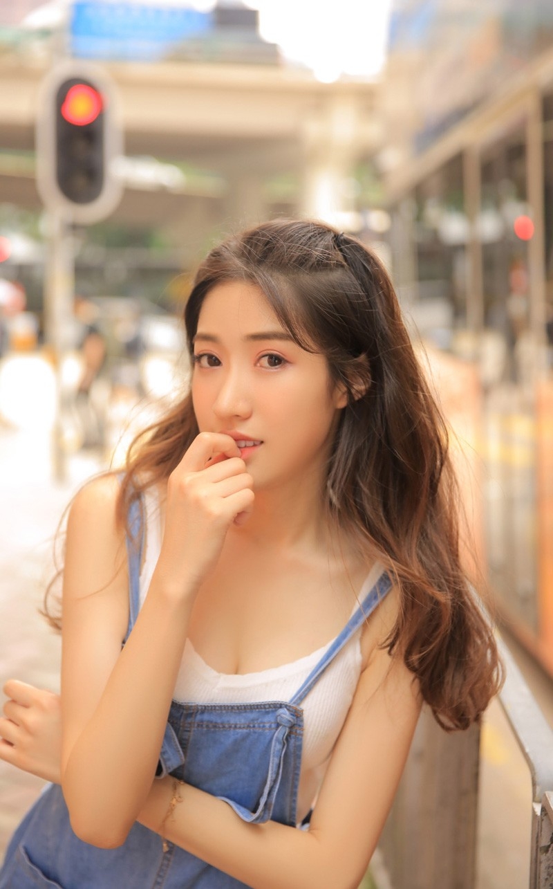 牛仔裤美女慵懒卷发漂亮脸蛋街拍图片