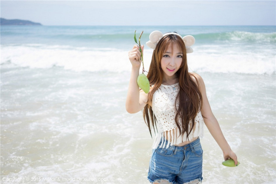 美女沙滩秀身材