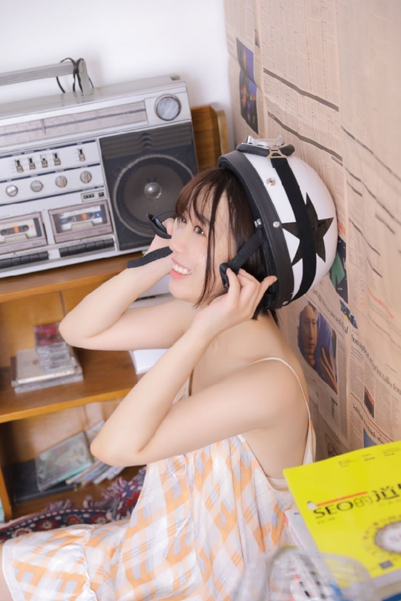 元气美女清爽短发吊带裙秀香肩锁骨调皮搞怪图片