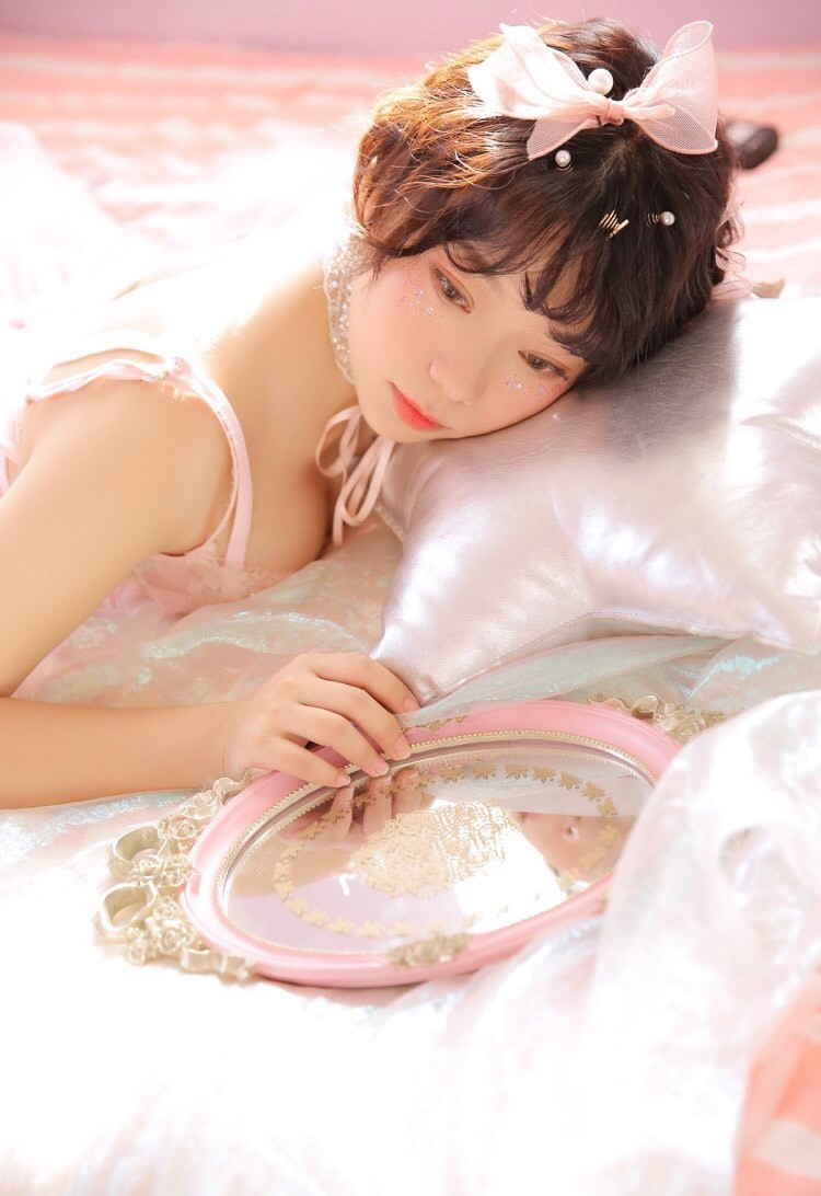 性感吊带美女秀香肩锁骨酥胸诱惑图片