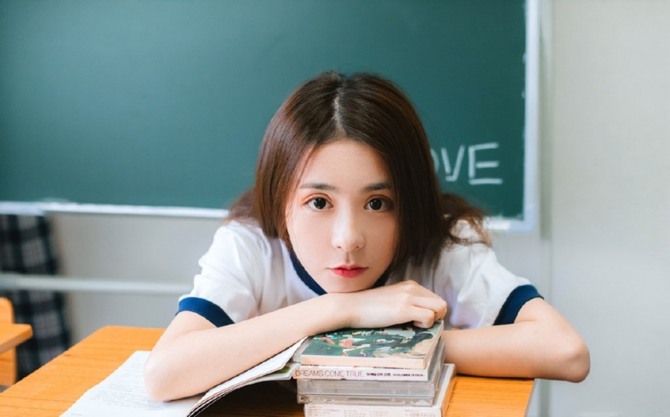 运动服美女学生诱人白丝长腿教室图片