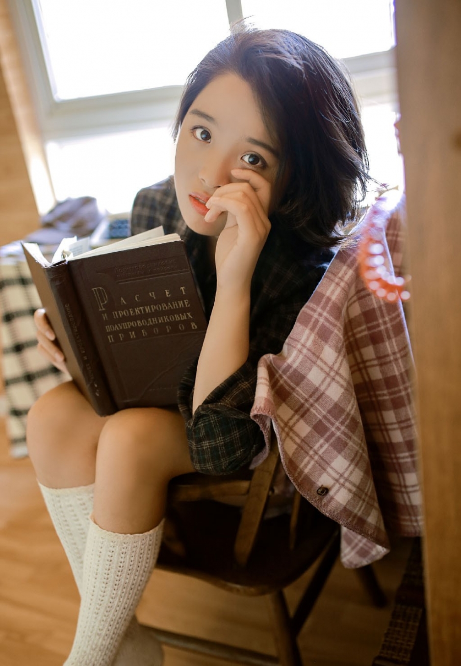 可爱短发mm超短裤诱人白丝长腿图片