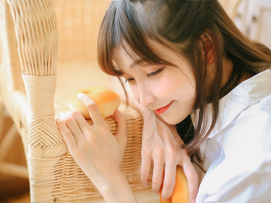 连衣裙美女光滑牛奶肌居家搞怪卖萌图片