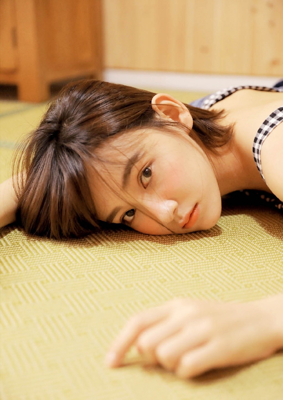 牛仔裤美女清爽短发香肩锁骨诱惑图片