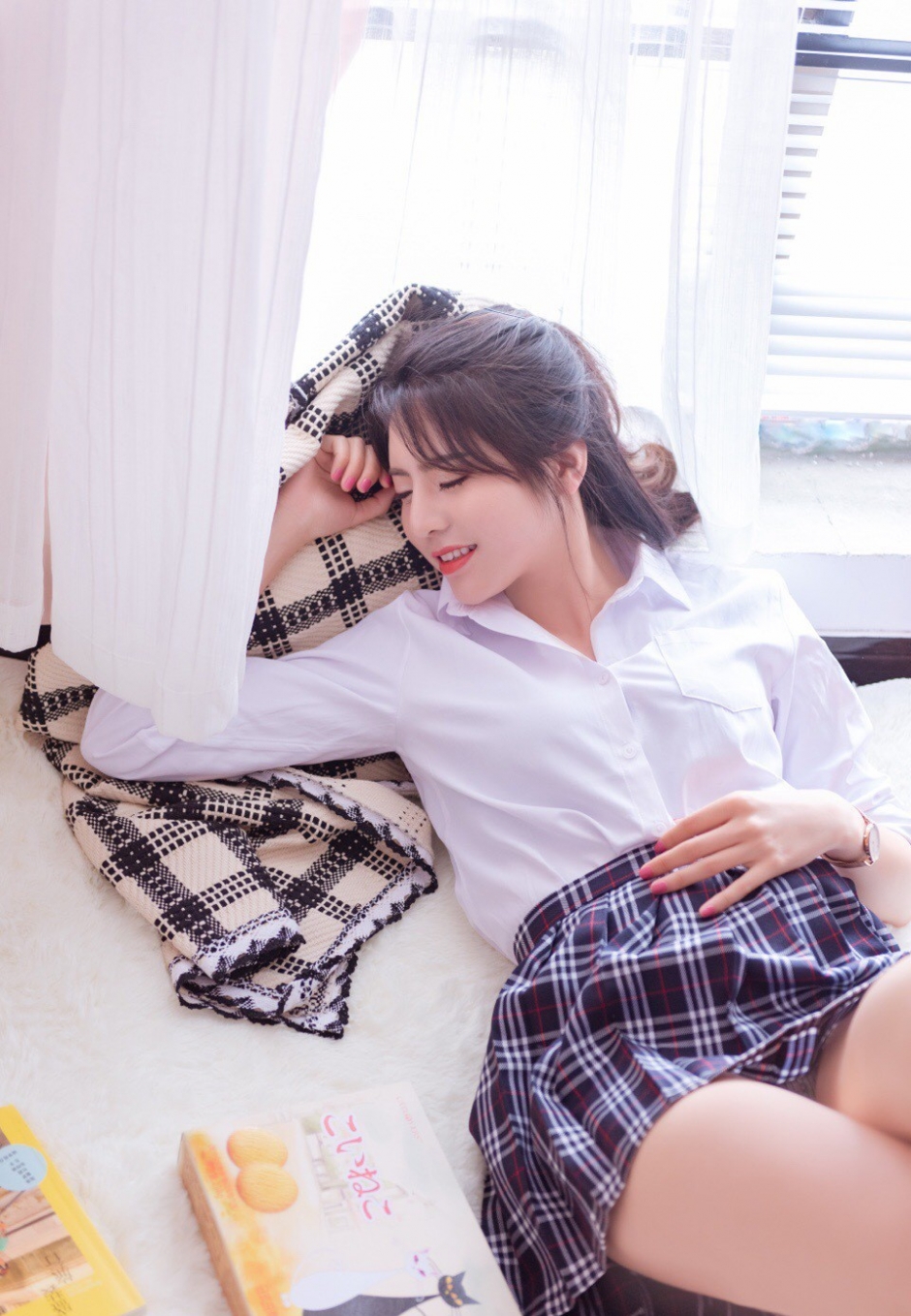 粉色指甲油美女学生雪肤红唇超短裙制服露纤细美腿图片