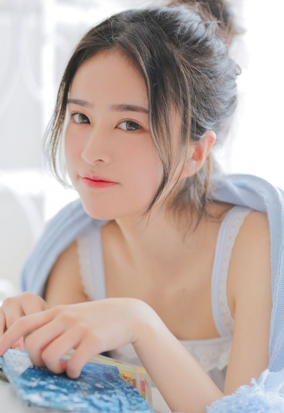 丸子头美女白瓷肌肤吹弹可破床上性感图片