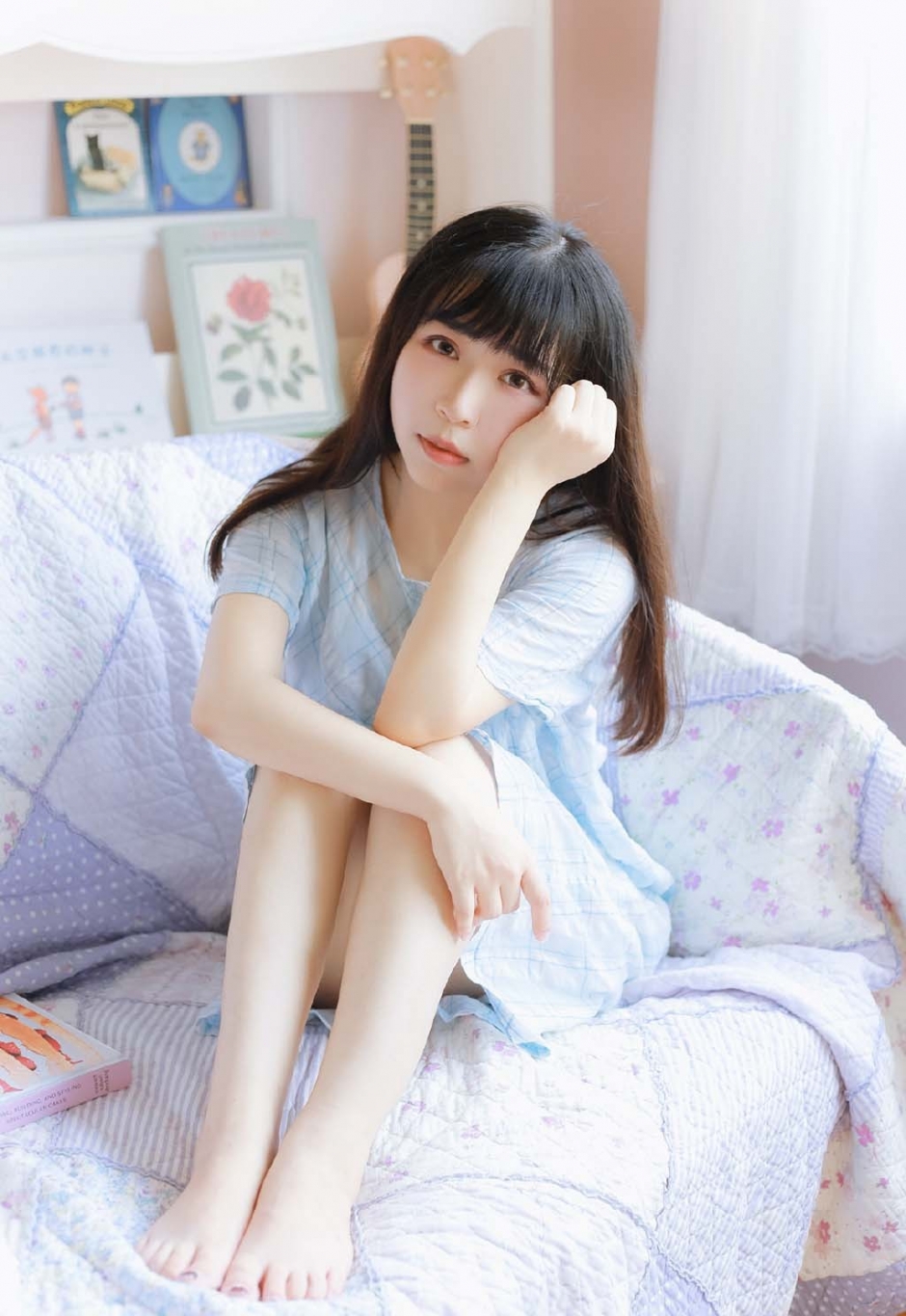 沙发美女蓝色连衣裙露光滑牛奶肌图片