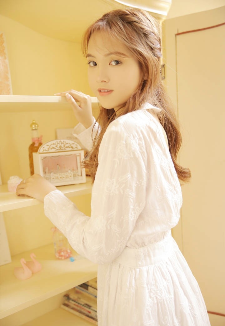 元气美少女纯白连衣裙暖棕色秀发展白瓷肌肤吹弹可破图片