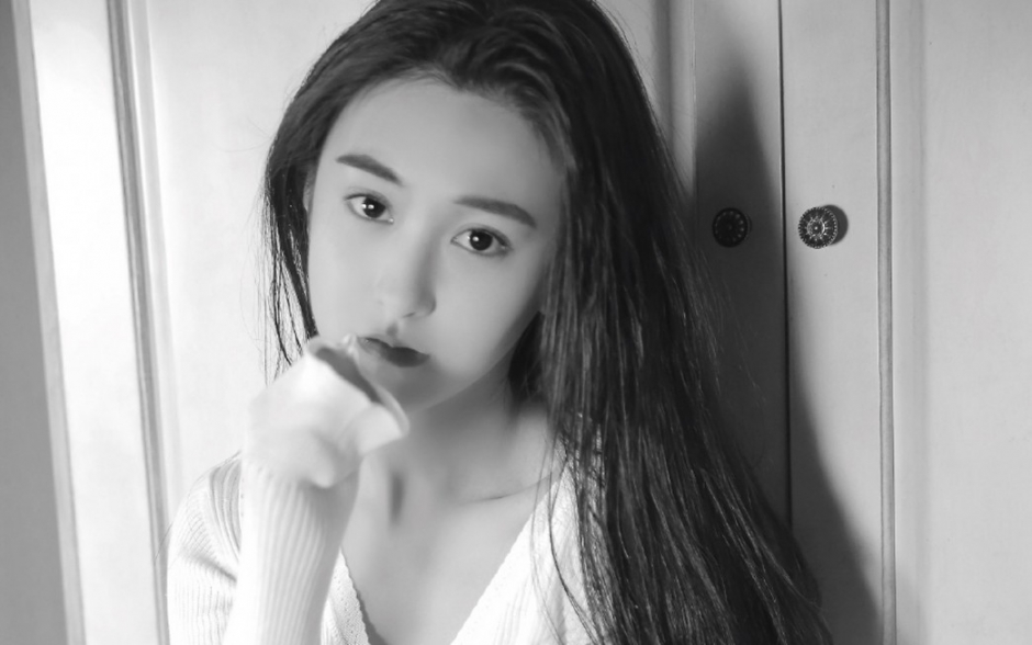 薄嘴唇杏仁眼氧气美女柔顺直发零瑕疵毛孔皮肤细腻图片