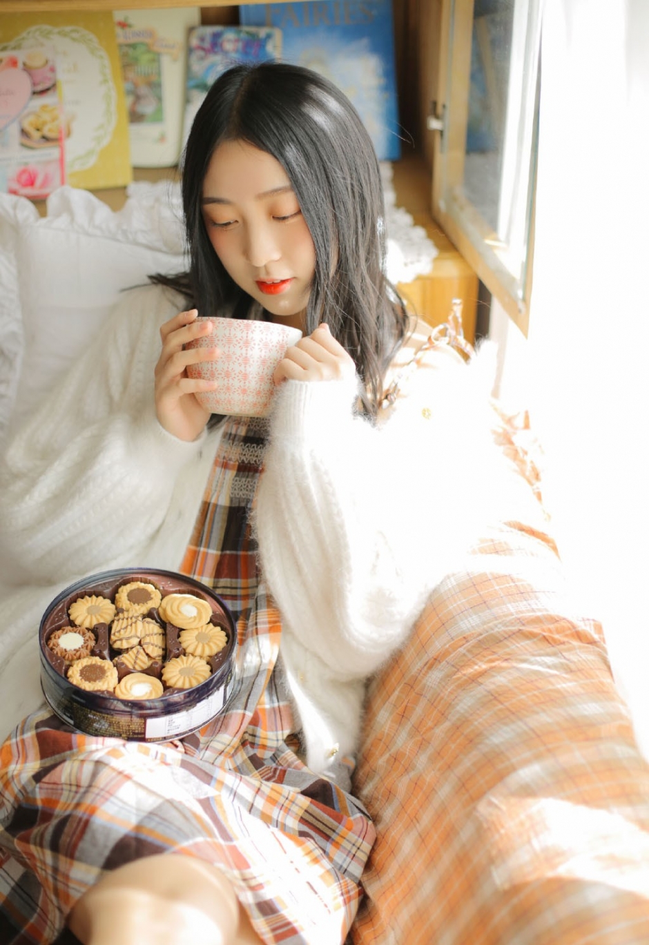 居家美女粉嫩圆脸唇红齿白半露香肩撩人图片