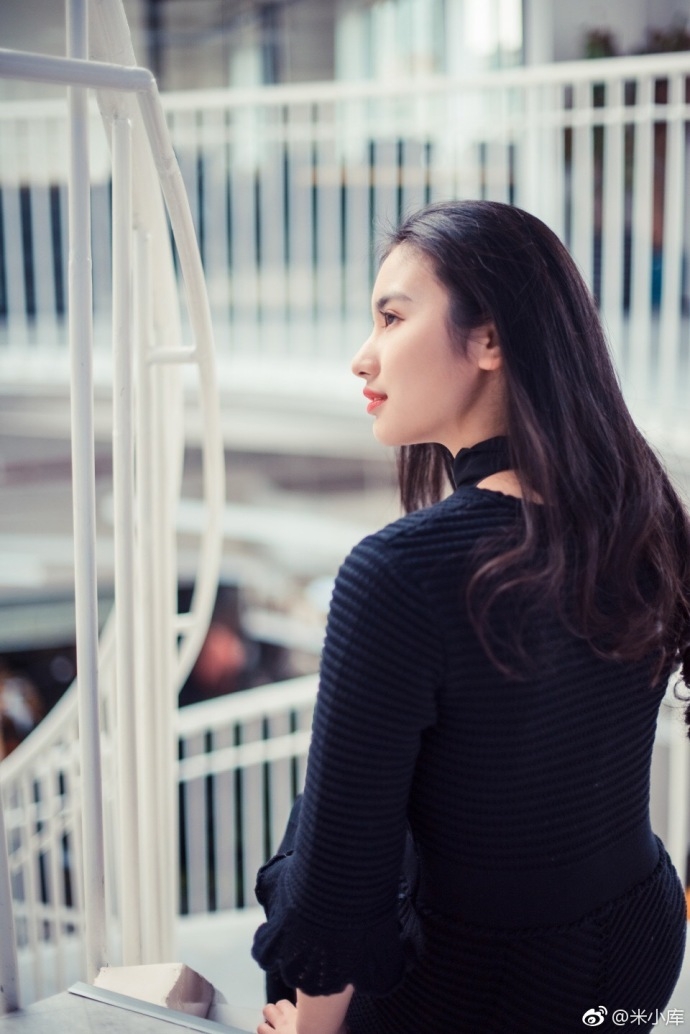 气质美女佳妮酱黑色长裙姿态撩人图片