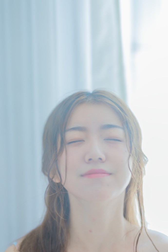 低腰热裤美少女彩色吊带秀香肩美腿床上慵懒躺姿图片