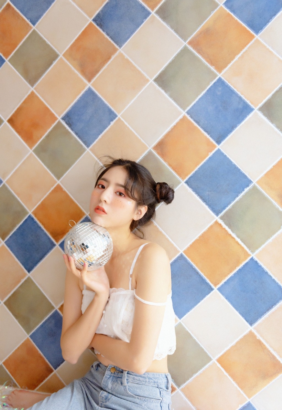 牛仔裤美少女吊带衫露马甲线新潮雀斑妆可爱哪咤头图片