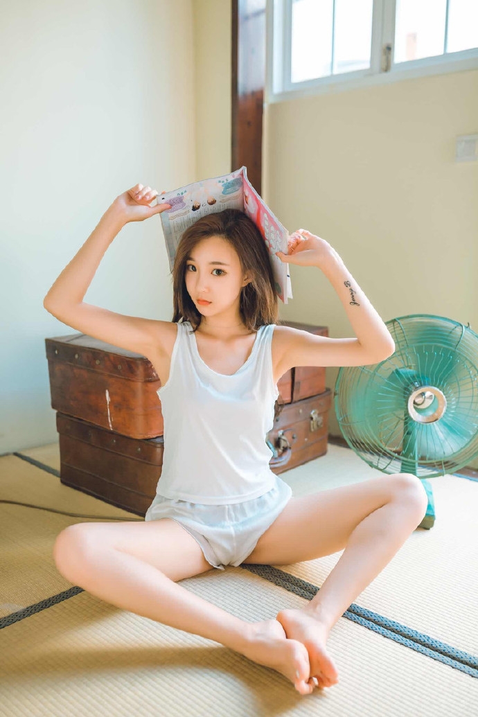 小清新美女飘逸长发精致小v脸背心短裤秀香肩玉腿图片