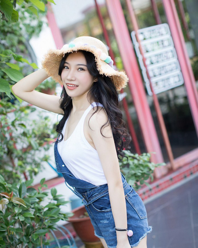 前凸后翘的巨乳细腰美女写真 长腿大胸美女完美身材图片