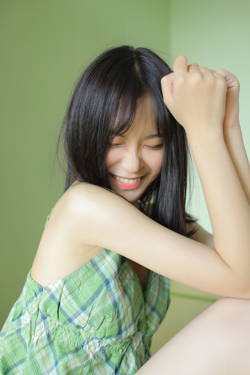 白嫩长腿美女深v吊带大秀事业线图片