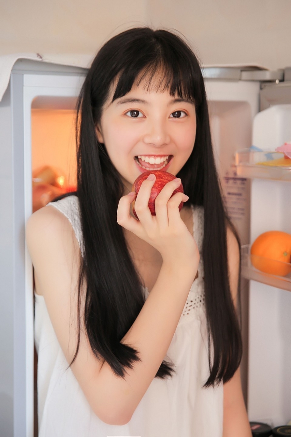 厨房美娇娘圆润娃娃脸乌黑长发居家图片