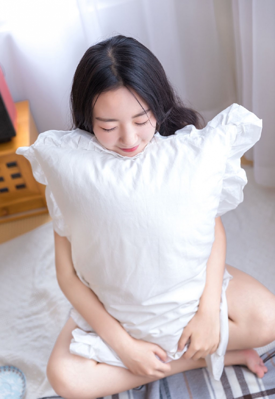 单眼皮美少女蓬松卷发纤细四肢露齿甜笑居家写真