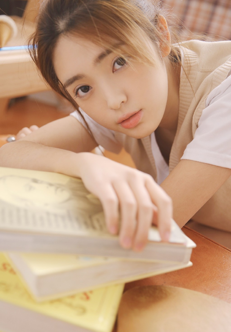 小皮鞋白丝袜美女五官清秀背心毛衣搭热裤活力满满图片