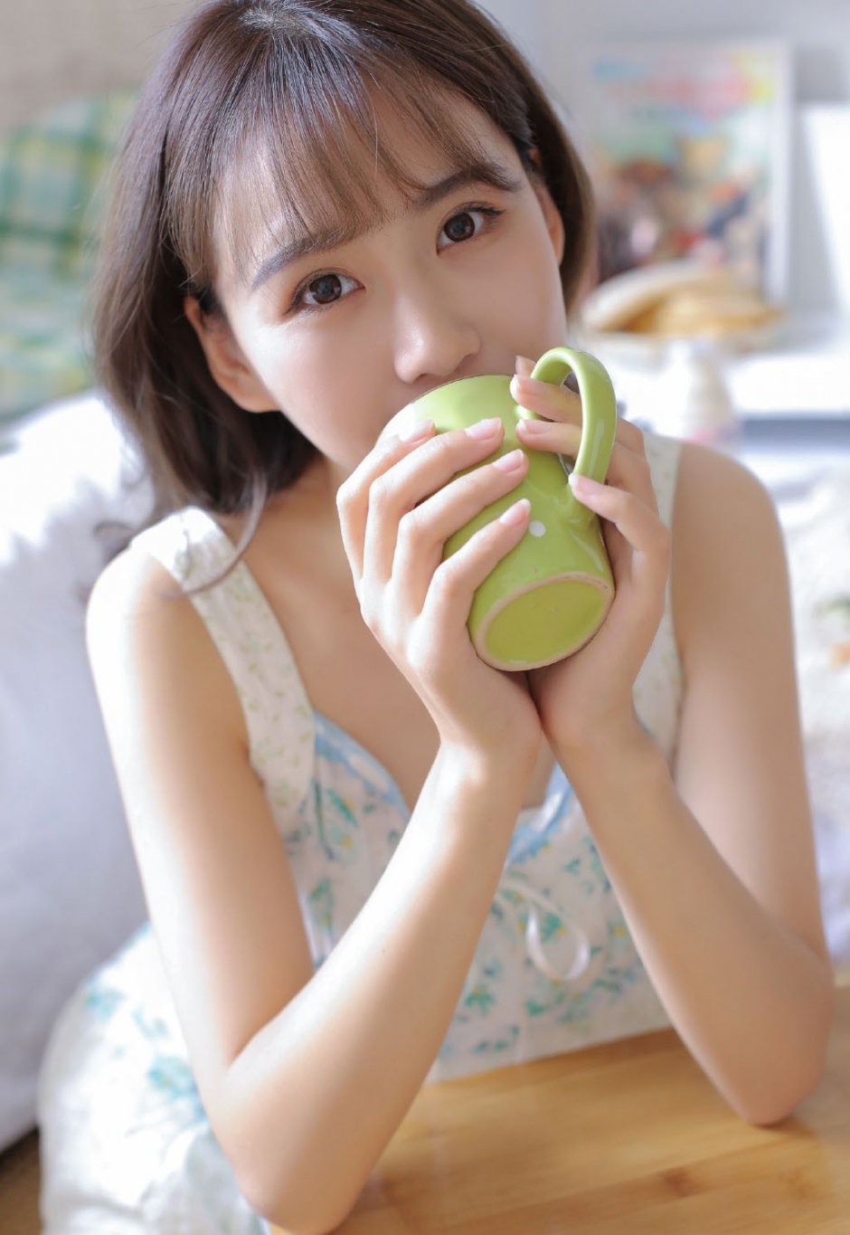 吊带美少女白嫩肌肤粉嫩香唇私房图片