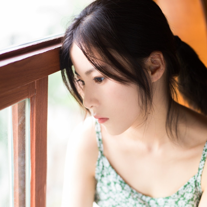 马尾辫美女吊带碎花裙露香肩美腿图片