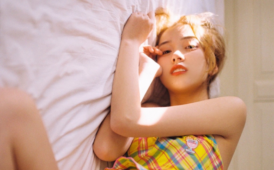 比基尼泳衣美女光滑牛奶肌姿态撩人图片