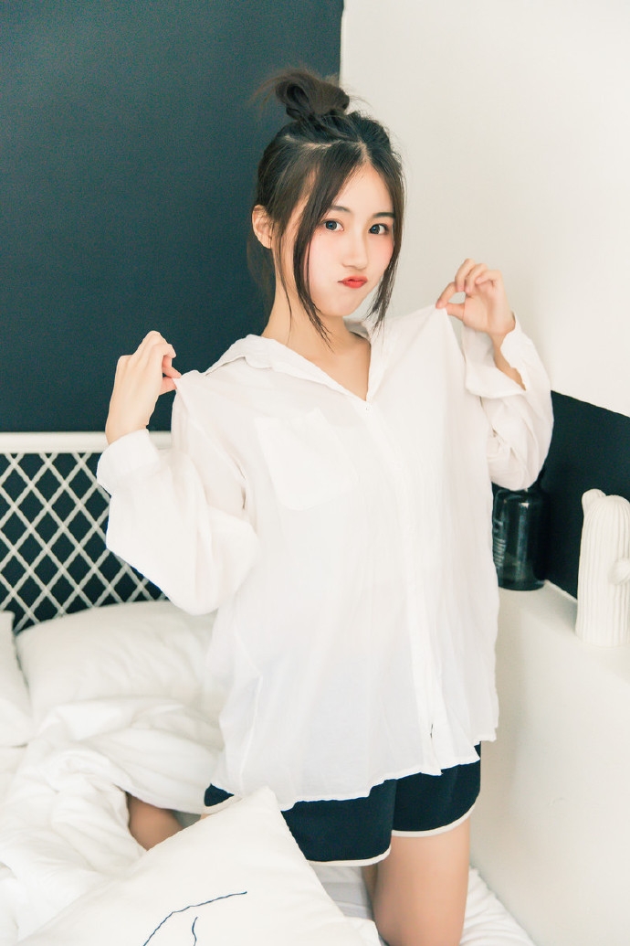 丸子头美女脸蛋白里透红白衬衫运动短裤露白瓷肌肤图片