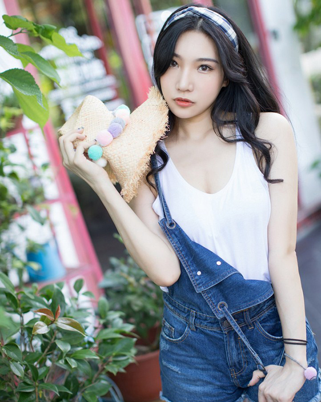 前凸后翘的巨乳细腰美女写真 长腿大胸美女完美身材图片