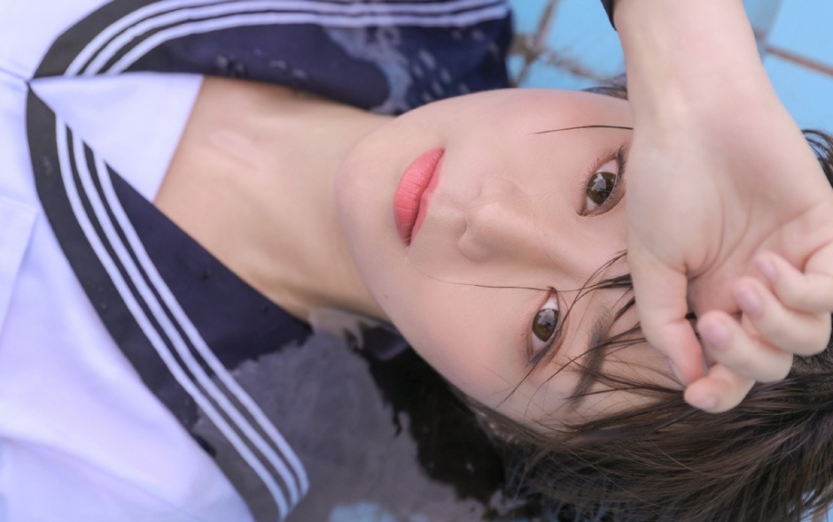 小清新制服美女校花泳池湿身诱惑图片