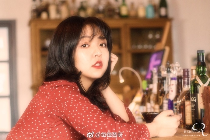 红唇美女琪琪魅惑眼神撩人姿势诱惑图片