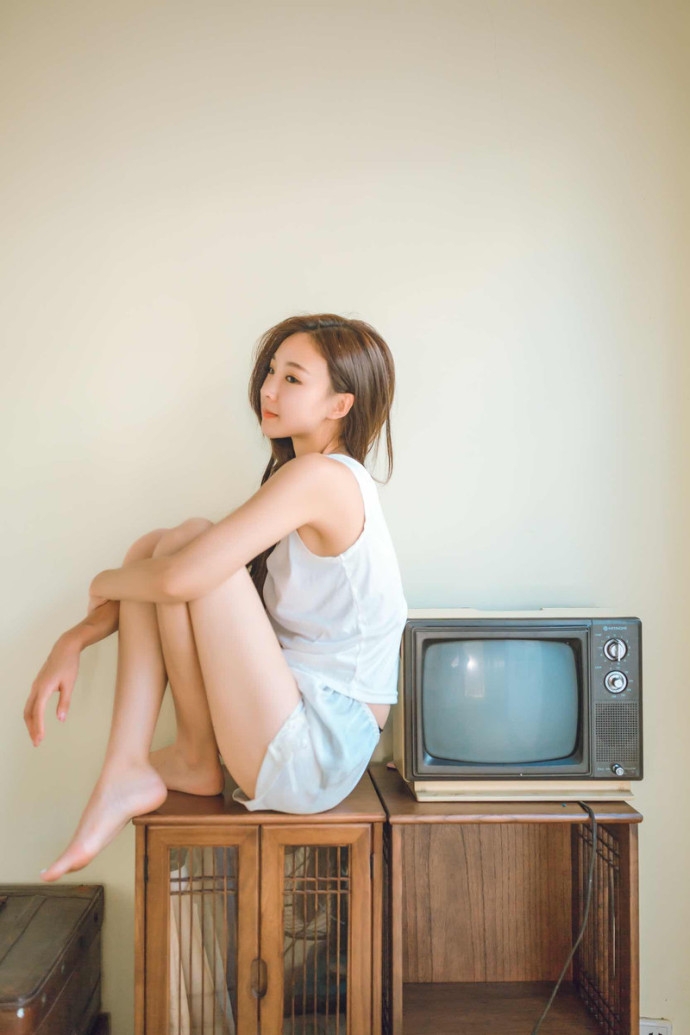 小清新美女飘逸长发精致小v脸背心短裤秀香肩玉腿图片