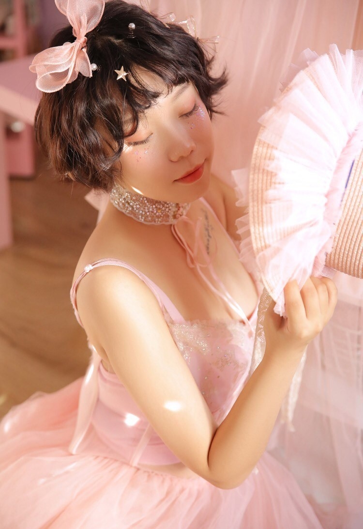 性感吊带美女秀香肩锁骨酥胸诱惑图片