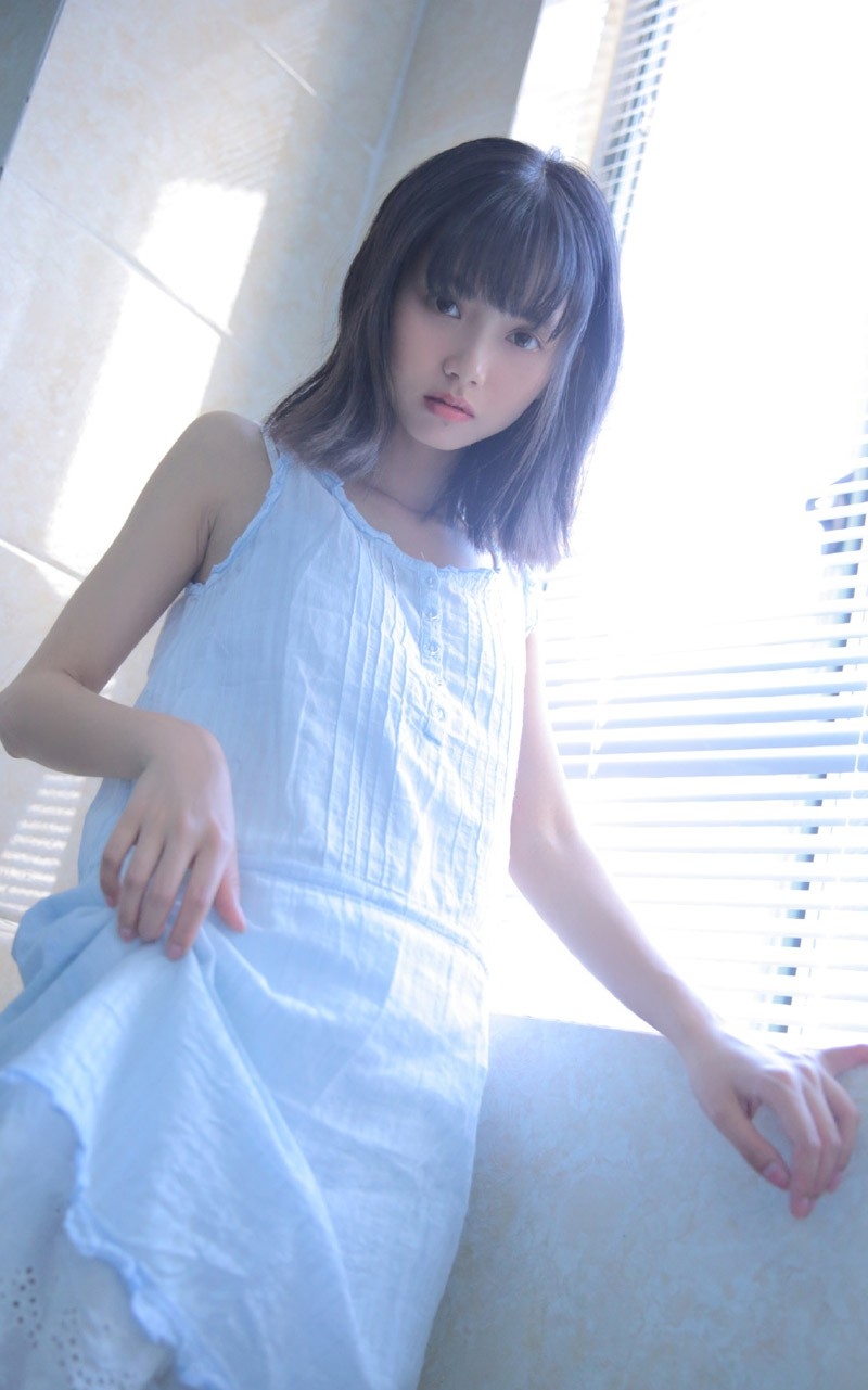 90后小清新美女无袖连衣裙五官小巧侧颜精致浴室图片