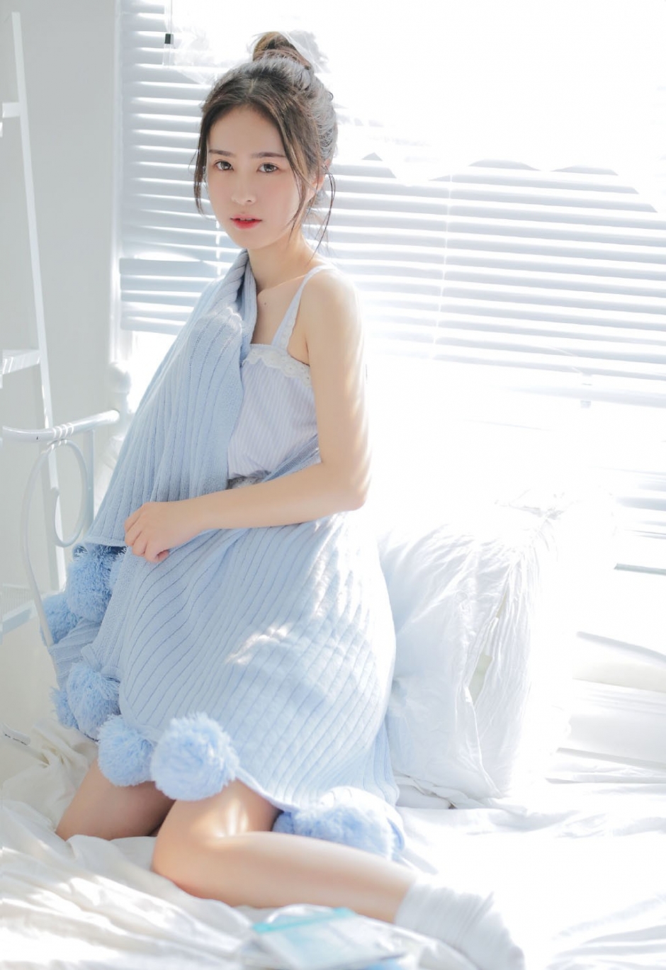 丸子头美女白瓷肌肤吹弹可破床上性感图片