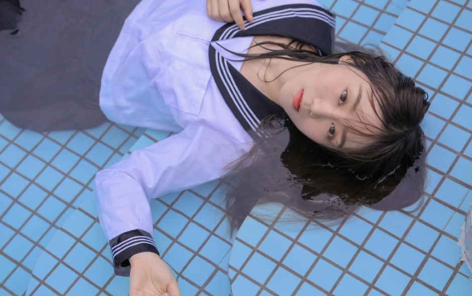 小清新制服美女校花泳池湿身诱惑图片
