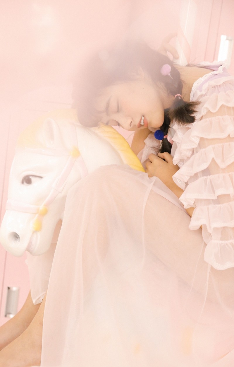 雀斑妆美女粉嫩圆脸蕾丝裙白皙肌肤图片