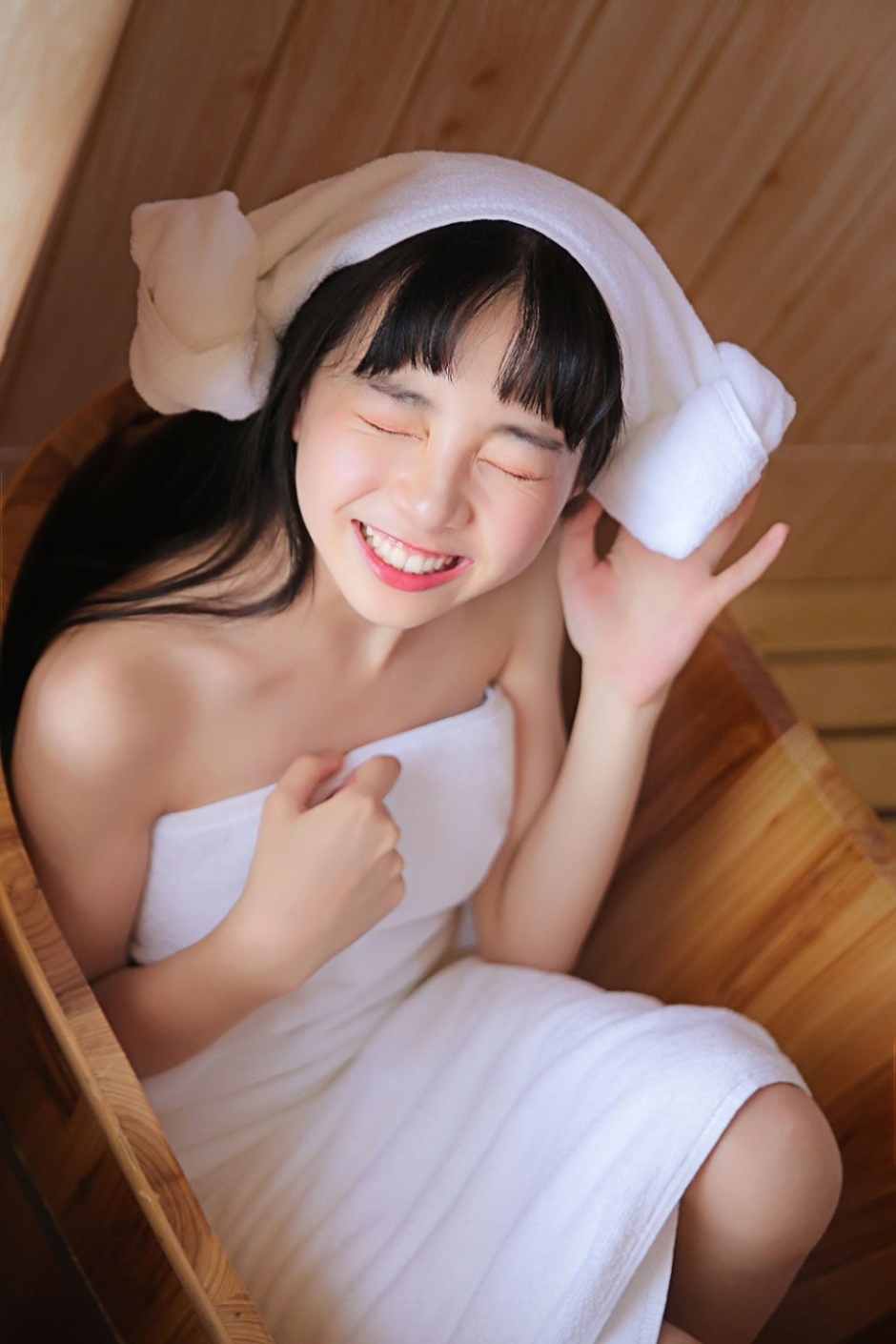 浴缸裹胸美女圆润包子脸露齿大笑赤身露牛奶肌图片