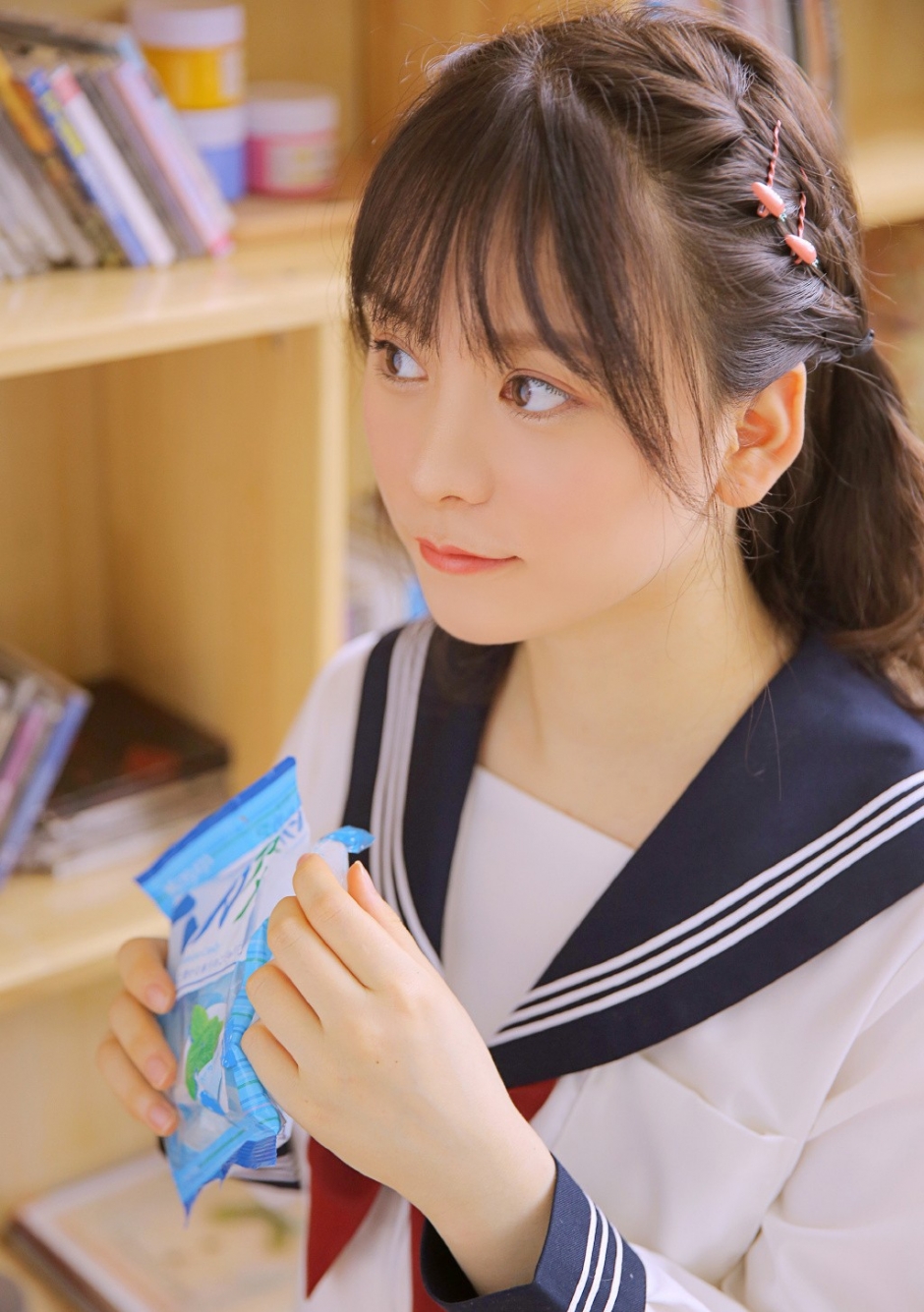 水手制服美女学生大眼小嘴满脸胶原蛋白精致编发图片